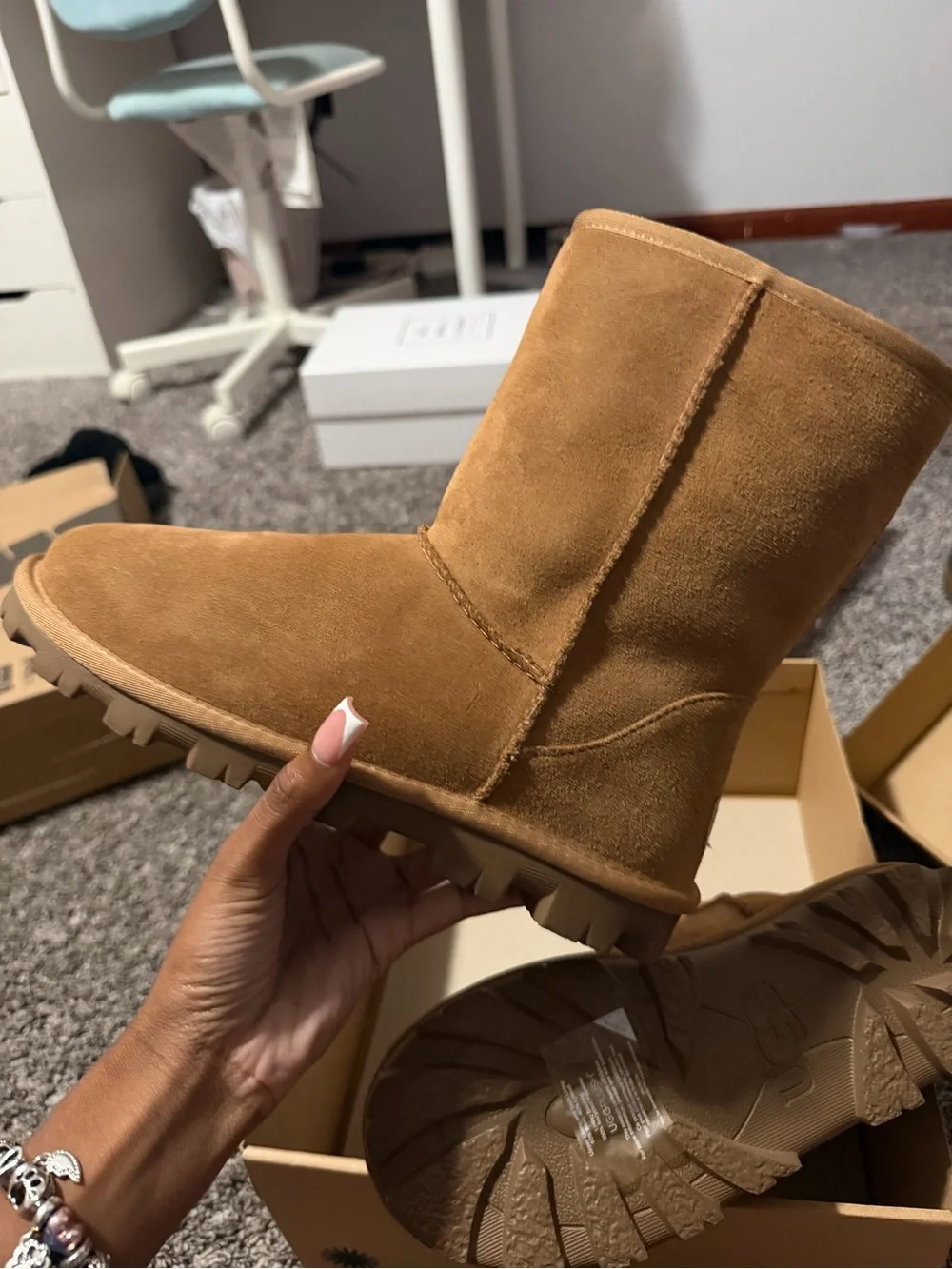 NWT UGG CHESTNUT WOMEN SIZE 7